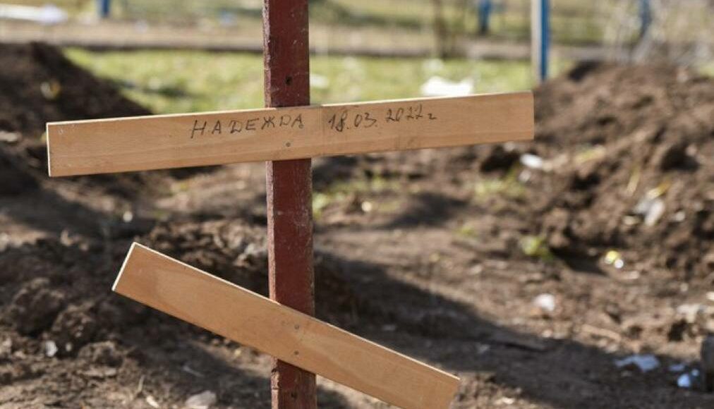 Оккупанты возобновили в Мариуполе эксгумацию тел гражданских, похороненных во дворах домов