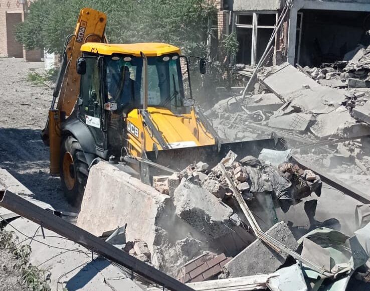 Нічний обстріл Бахмута: з-під завалів вилучили тіло чоловіка