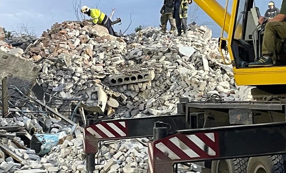 ОП: 23 людини залишається під завалами зруйнуваного будинку в Часовом Яру, у тому числі дитина