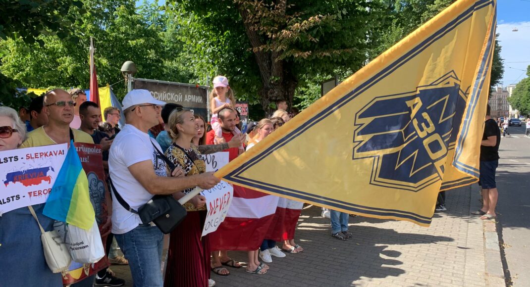 У Ризі відбувся мітинг біля посольства рф на підтримку оборонців Маріуполя