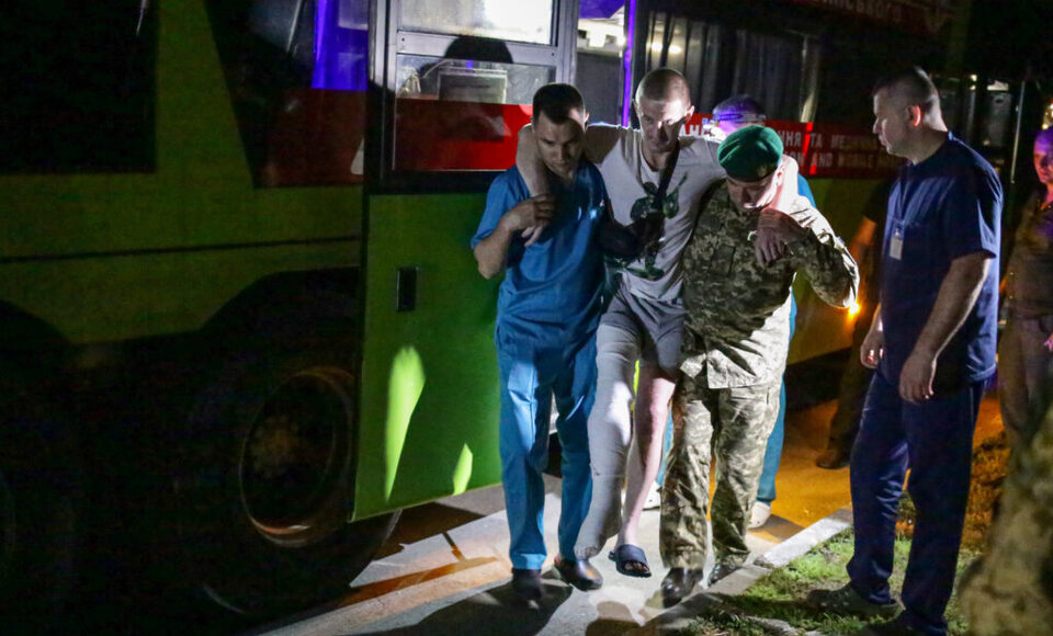 У Києві зустріли звільнених із полону захисників Маріуполя (фото)