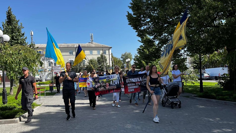Врятувати героїв: в Умані родини полонених захисників "Азовсталі" провели акцію (фото)