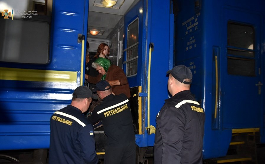 Обов'язкова евакуація: до Кропивницького прибув черговий потяг з Донецької області (фото)