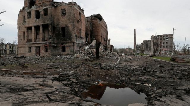 В Мариуполе в сожженных квартирах без окон российские оккупанты ставят новые батареи