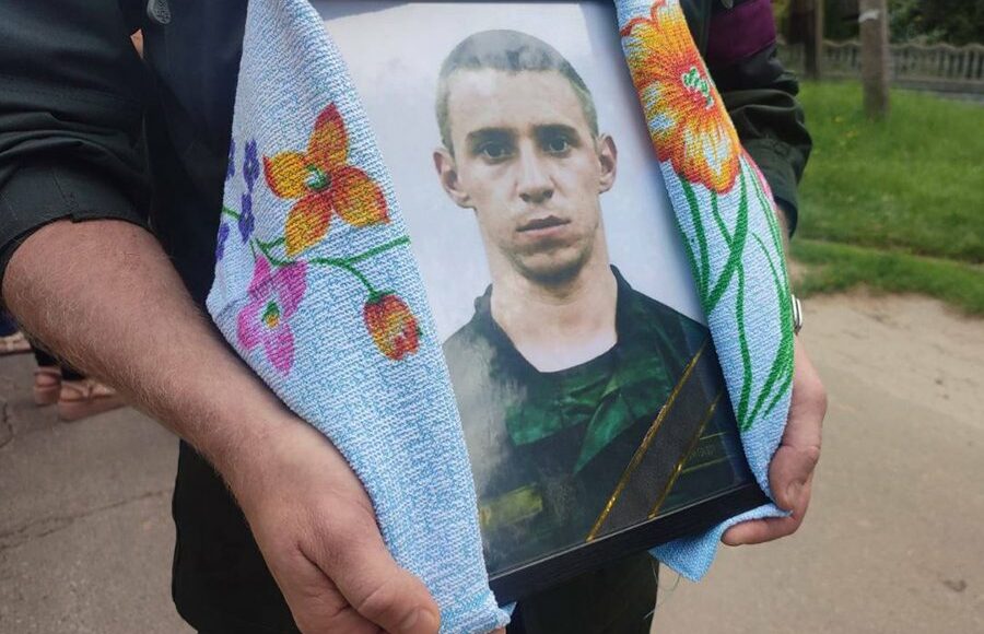 На Чернігівщині попрощалися з нацгвардійцем, який захищав Маріуполь (фото)