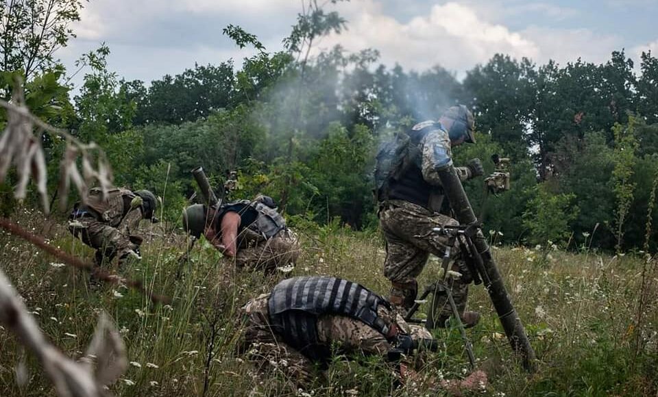 Противник не прекращает попыток атаковать в направлении Бахмута и Авдеевки, несет потери, убегает на некоторых участках
