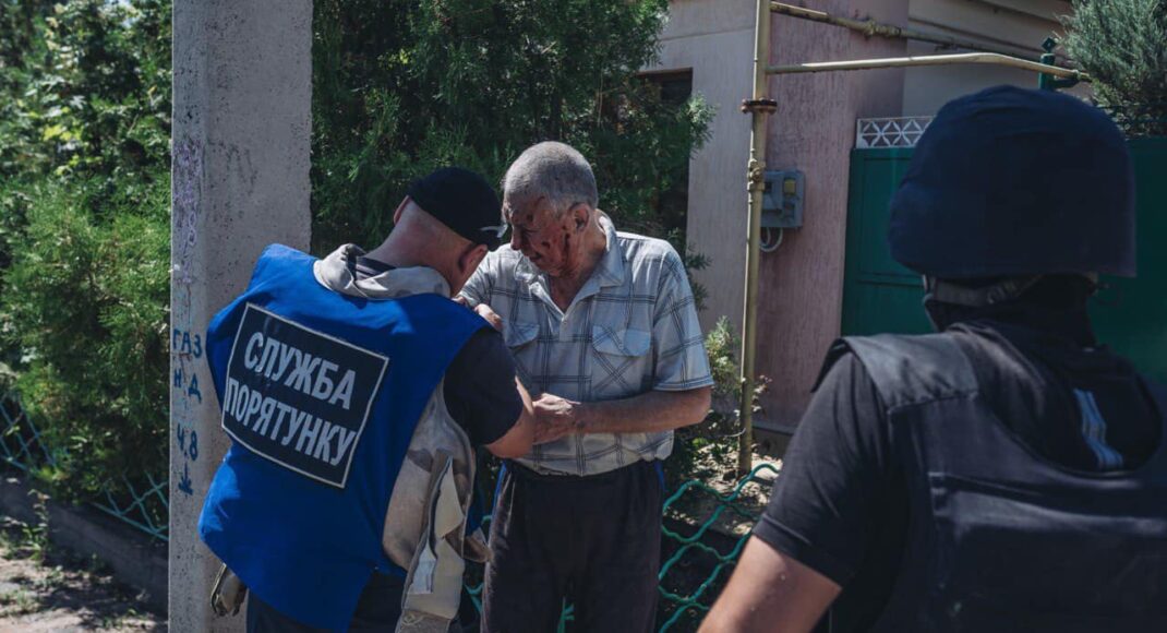 На Донеччині загарбники поранили двох літніх людей, - ДСНС (фото)