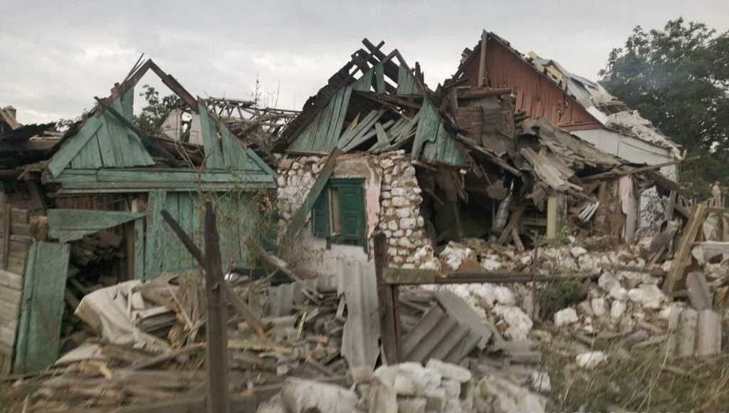 Російські загарбники за добу обстрілів Донеччини зруйнували майже 100 будинків, - МВС