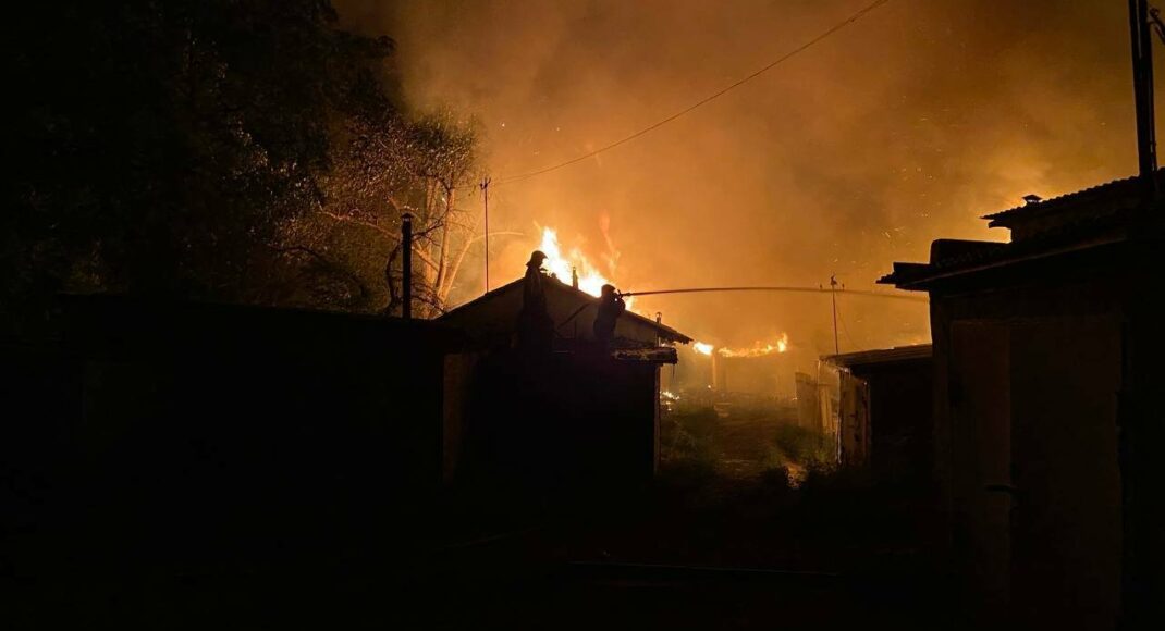 Вночі Бахмут обстріляли росіяни, рятувальники не змогли загасити одну з пожеж через повторний обстріл