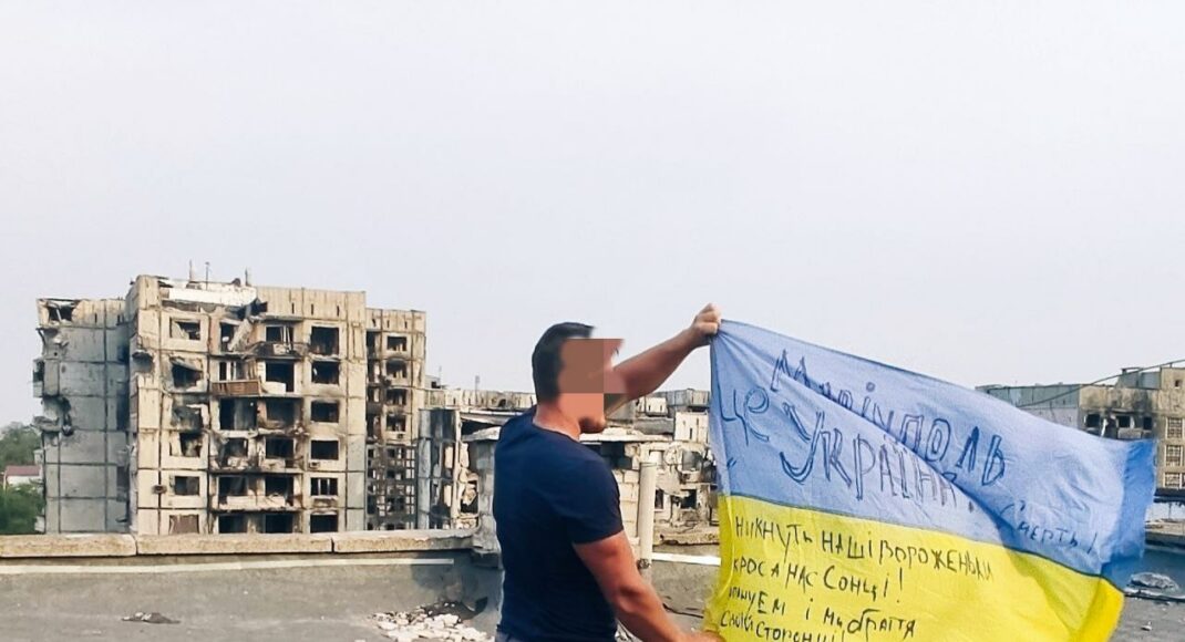 В окупованому Маріуполі підняли прапор України на даху з одного будинків
