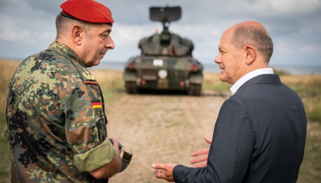 Шольц відвідав солдатів ЗСУ, які навчаються у Німеччині