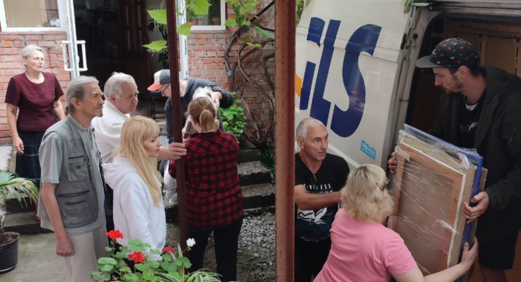 Волонтери “Все буде добре” допомогли евакуювати твори художників Донеччини (фото)