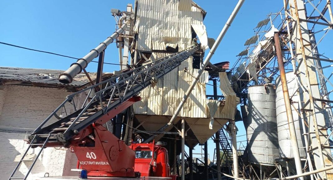 У Костянтинівці внаслідок обстрілу рф горів елеватор
