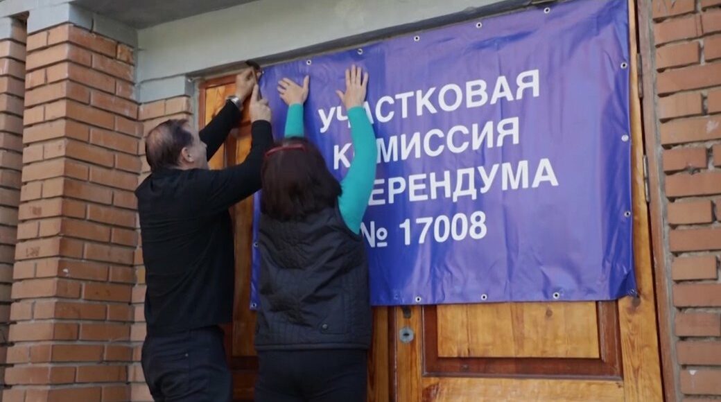 У Маріуполі озброєні люди збирають голоси на "референдумі"