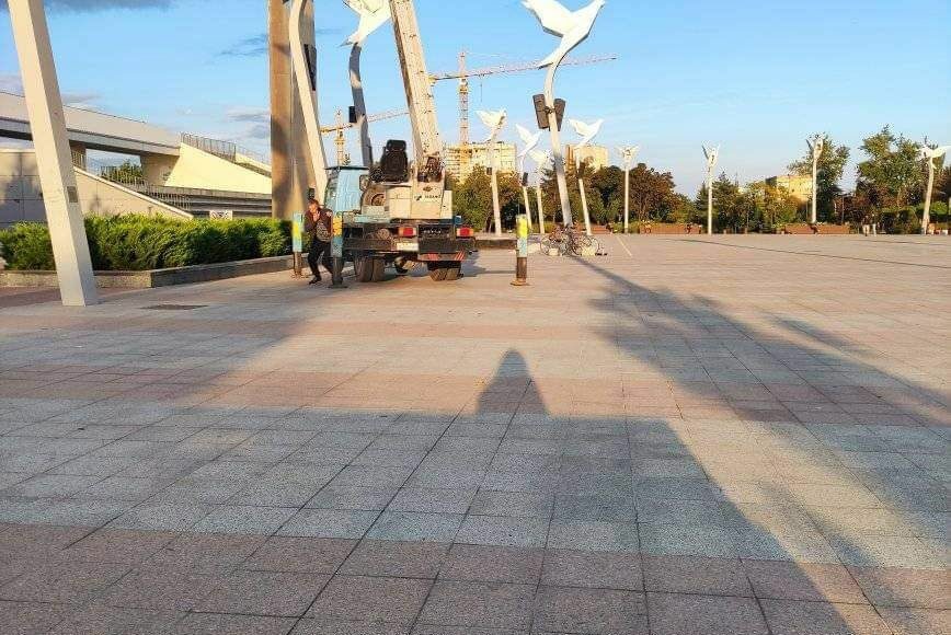В окупованому Маріуполі спротив зірвав російську ганчірку з площі Свободи, - Андрющенко (фото)