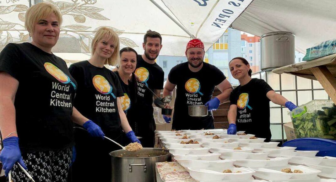 Переселенцы из Кременной работали волонтерами World Central Kitchen в Винницкой области
