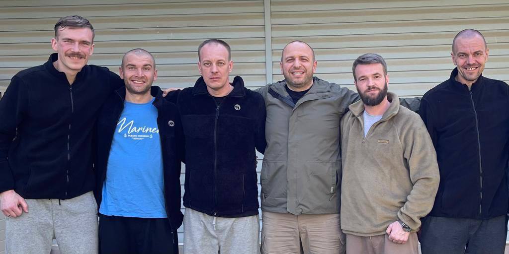 "Настрій у всіх бойовий": Єрмак поговорив зі звільненими з полону командирами із Азовсталі