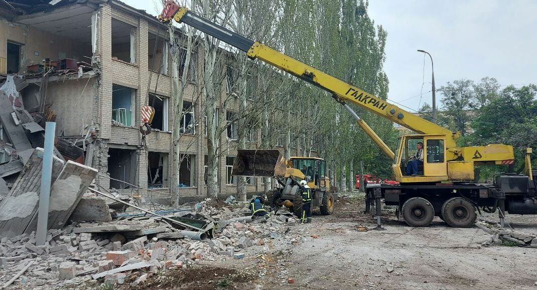 На Донеччині з-під завалів зруйнованої ворожим обстрілом школи вилучили тіло жінки (фото)