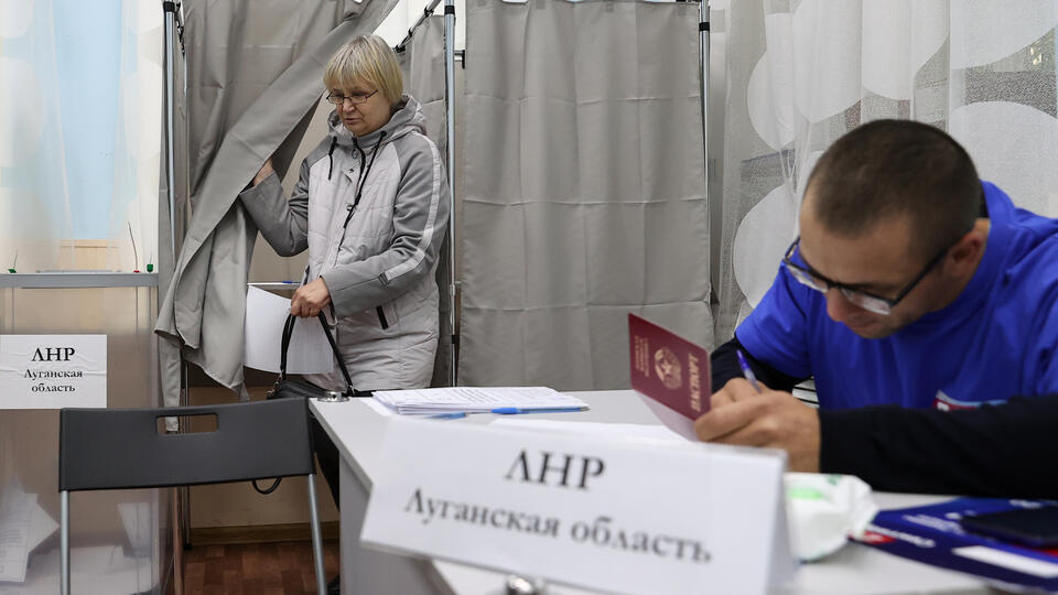 В "лнр" оккупанты "подсчитали" голоса на незаконном "референдуме"