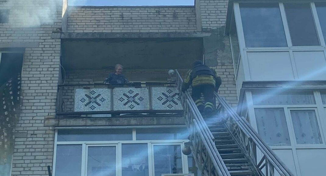 У Бахмуті врятували жінку з квартири після обстрілу рашистами