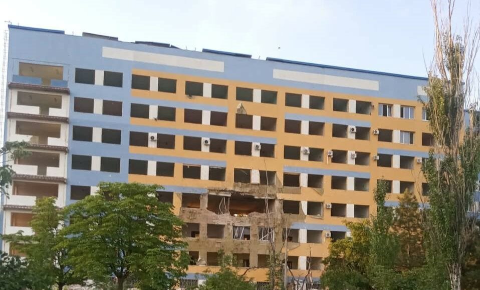 У захопленому Маріуполі окупанти продають населенню вікна, демонтовані в сусідніх будинках