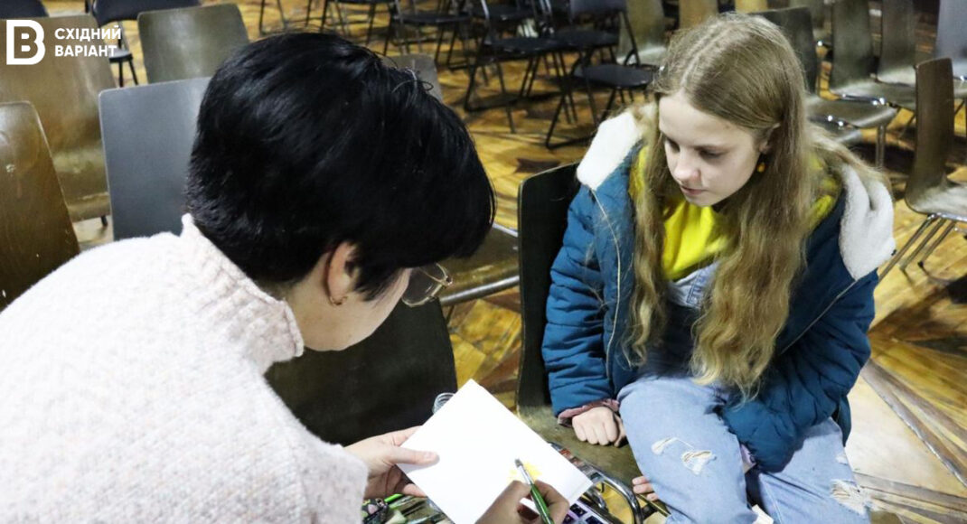 Перше заняття — в укритті під звуки сирени. Маріупольська художня школа відновила роботу у Львові