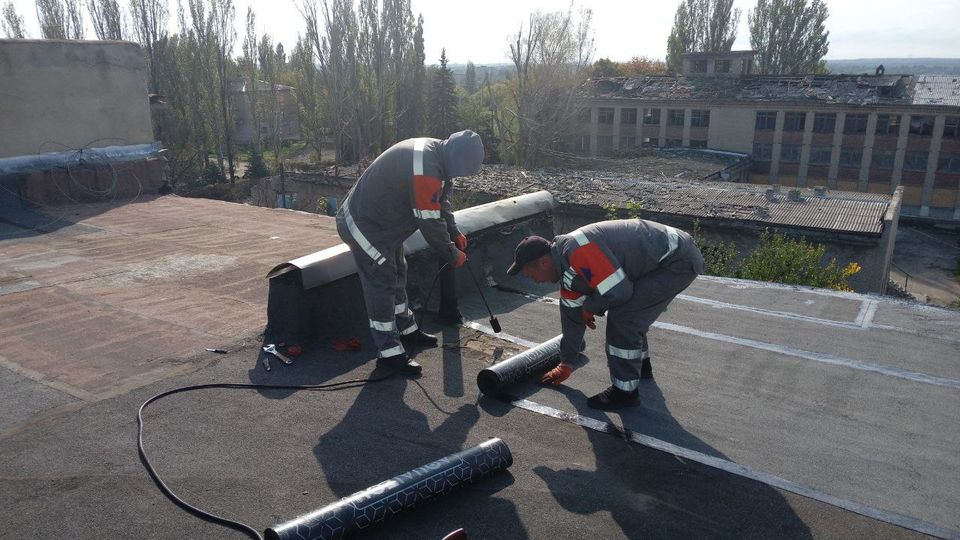 Спасатели Донетчины продолжают помогать в восстановлении обстрелянных зданий: фото