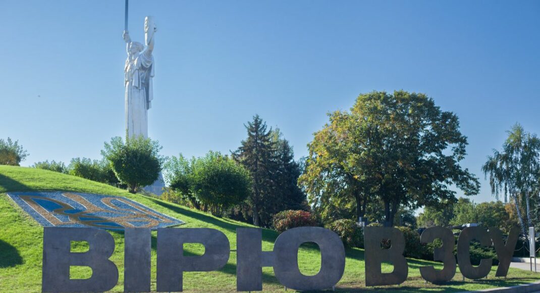 У Києві з металу з Азовсталі з'явився металевий надпис "Вірю в ЗСУ": фото