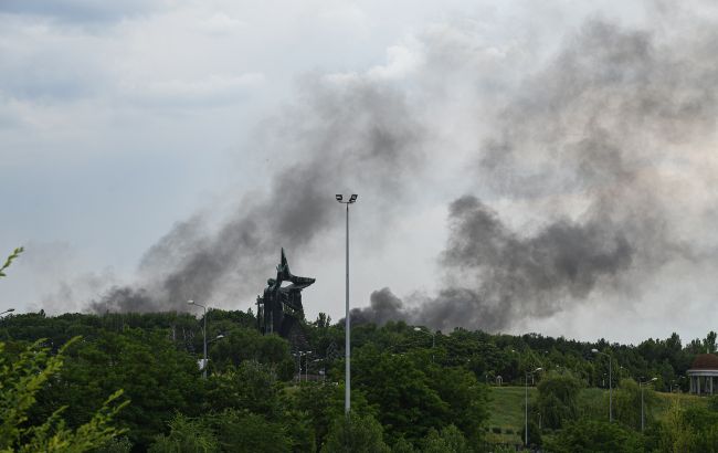 В оккупированном Донецке сильный пожар после взрывов (видео)