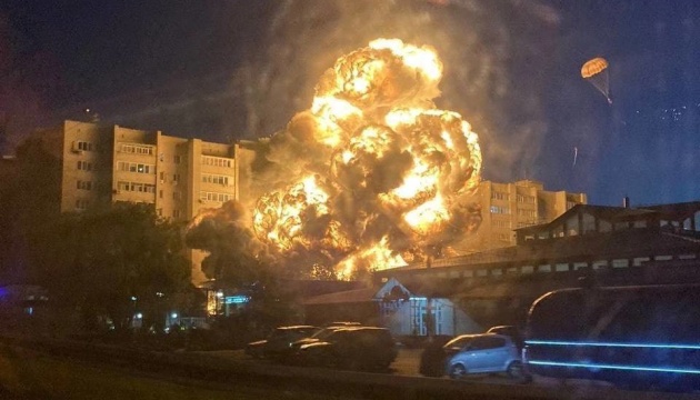 Стали відомі перші подробиці наслідків падіння Су-34 у російському Єйську (відео)
