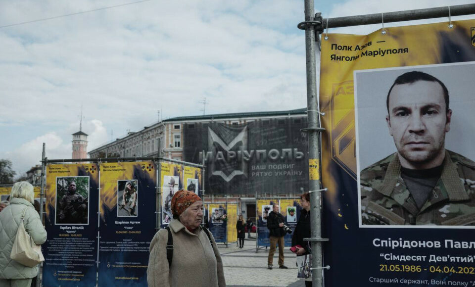 "Віддати шану Героям": у Києві проходить виставка, присвячена загиблим захисникам Маріуполя