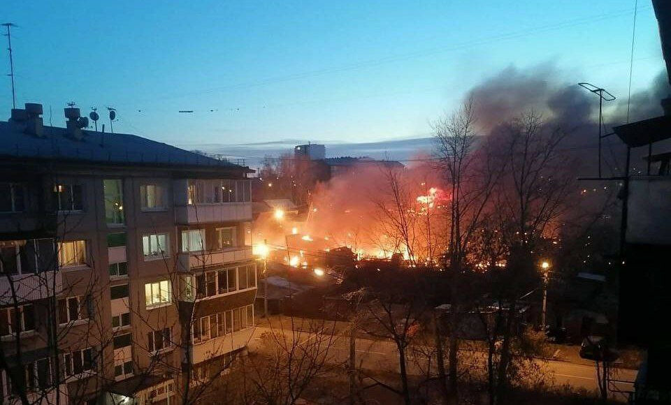 У російському Іркутську винищувач Су-30 впав на житловий будинок (відео)