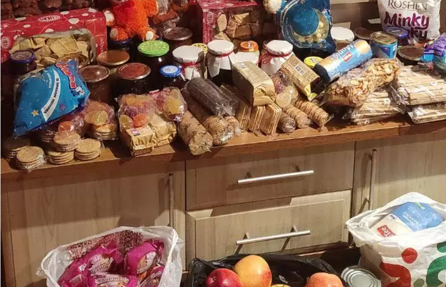 "Бахмут, тримайся!": діти Костянтинівки зібрали смаколики й теплі речі дітям Бахмута