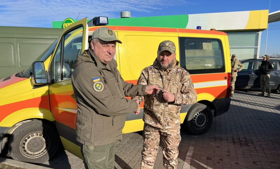 Со Львовщины передали в Авдеевку автомобиль для скорой медицинской помощи: фото