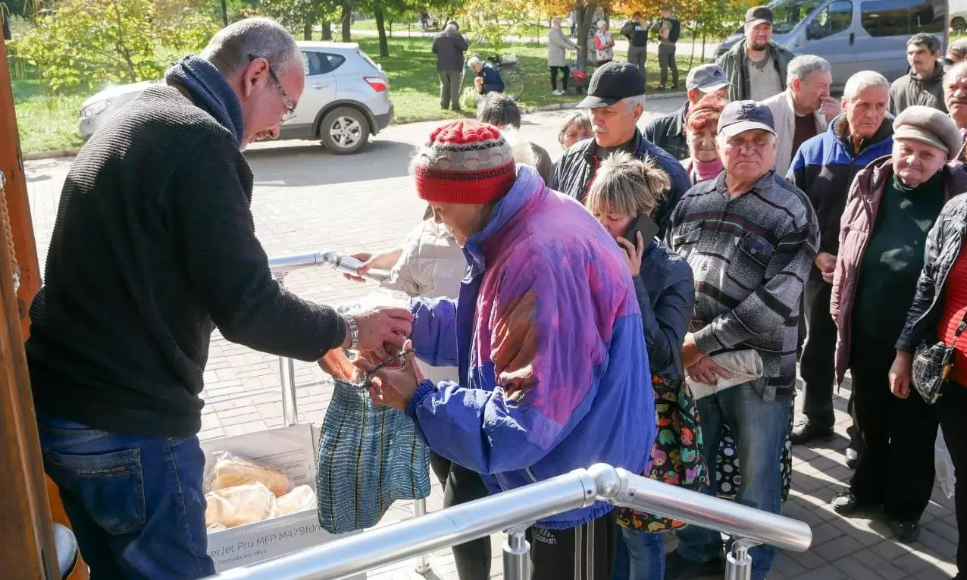 Щодня в Бахмут завозять сім тисяч буханців безкоштовного хліба, - міськрада