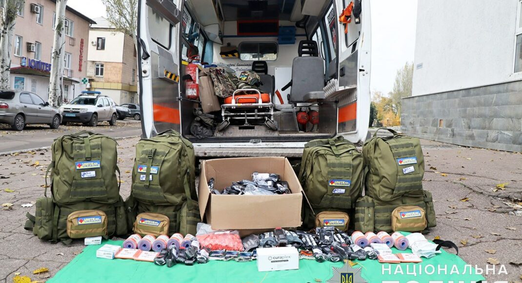 Парамедики поліції Донеччини отримали рюкзаки з усім необхідним для порятунку життя від Світового Конгресу Українців: фото, відео