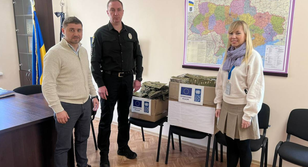 Поліцейські Луганської області отримали від Програми розвитку ООН комплекти тактичного форменого одягу: фото