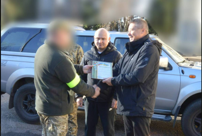 Міська рада Маріуполя закупила та передала позашляховик Nissan українським військовим