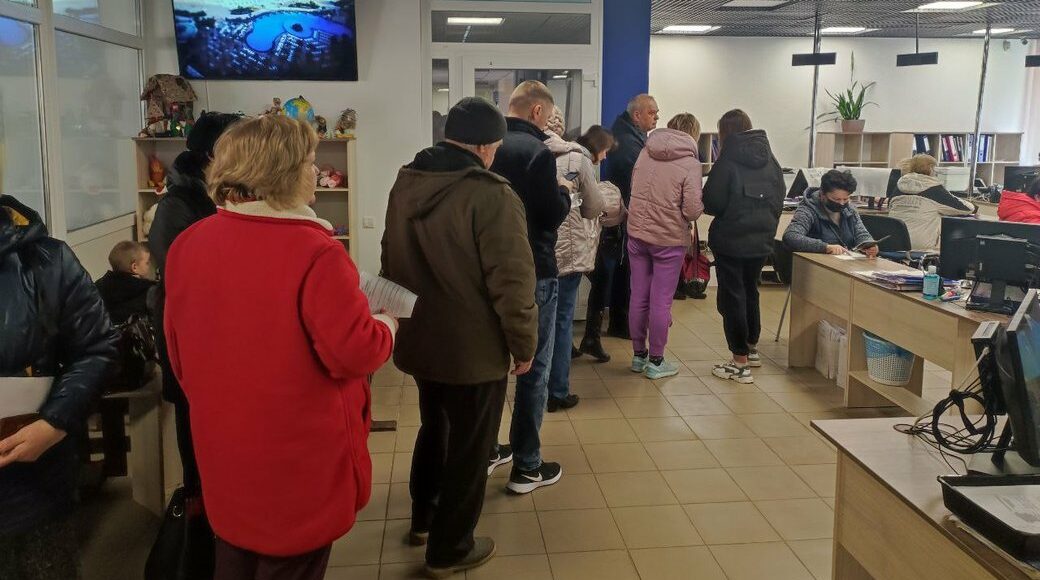 В окупованому Айдарі в оновленому центрі надання державних послуг росіяни не впровадили електронну чергу