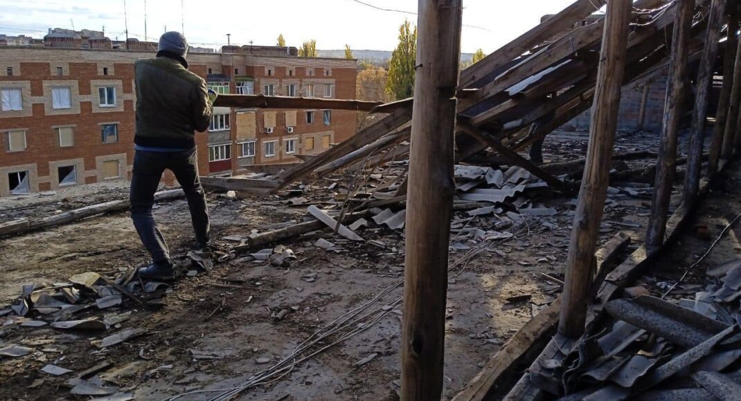 Лях показав, як у Слов'янську ремонтують обстріляні дахи будинків (фото)