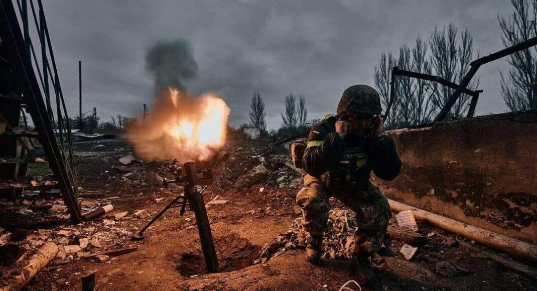 Українські захисники мінометним вогнем знищили вантажівки окупантів (відео)