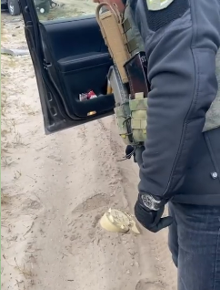 Автомобіль колишнього ватажка угруповання "днр" підірвався на міні: відео