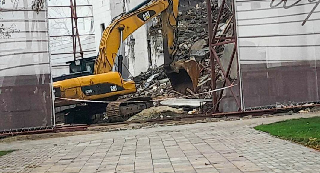 Окупанти в Маріуполі поновили роботи з розбору завалів Драмтеатру