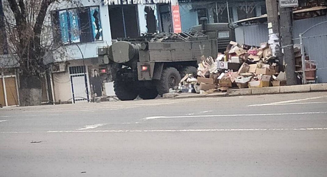 У Маріуполі окупанти облаштовують склад БК у районі ринку