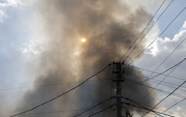 Поблизу Маріуполя пролунали три потужні вибухи
