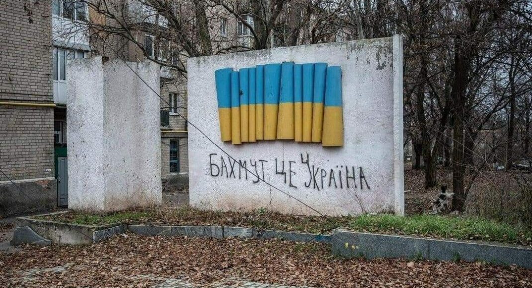 Російські загарбники обстріляли житловий масив у Бахмуті: Генпрокуратура повідомила деталі (фото)