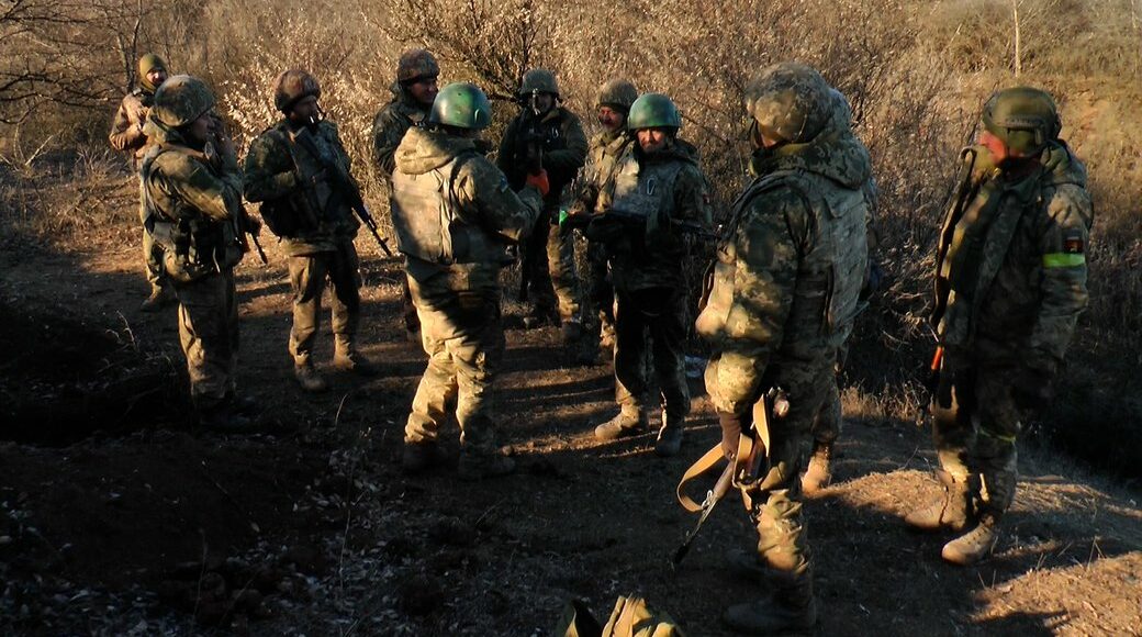 Украинские бойцы рассказали, как сдерживают наступление россиян под Бахмутом: видео