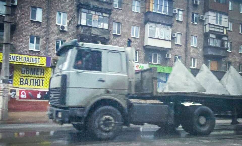 Окупанти намагаються взяти Маріуполь в кільце укріплень, - Андрющенко