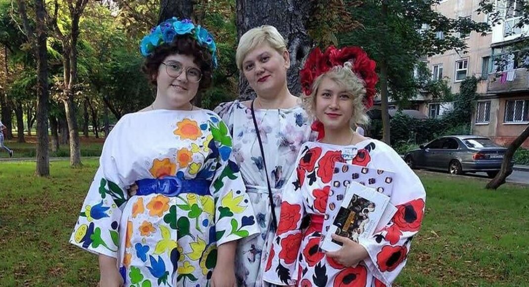 "Сейчас она не может ходить": бандуристка из Мариуполя пережила фильтрацию и собирает деньги на лечение матери