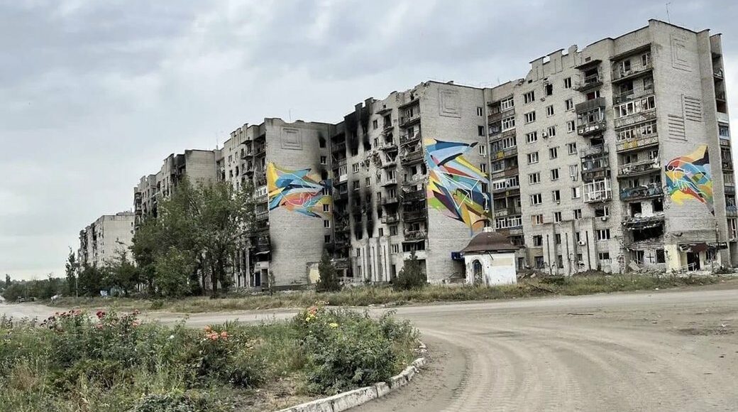 Муралист из Северодонецка работает над эскизом полотна о родном городе в Тернополе